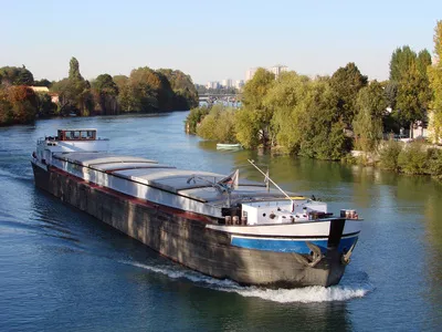 Péniche sur un fleuve